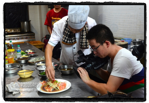 此次攝制組通過(guò)拍攝婺源代表名菜糊豆腐、粉蒸肉、荷包紅魚、賽鵝頸及地方小吃清明果、灰汁果、糯米子糕等來(lái)詮釋婺源美食經(jīng)典，展示婺源食文化，打造獨(dú)屬婺源的美食符號(hào)。