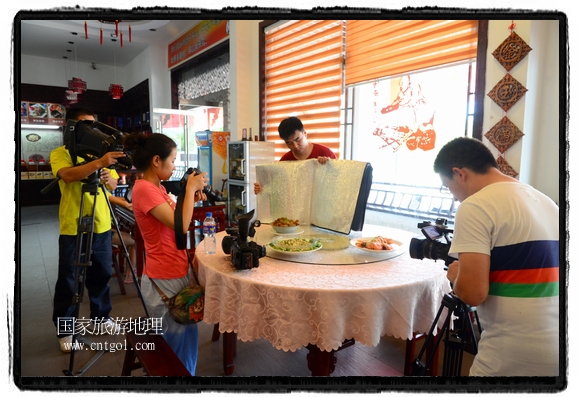 此次攝制組通過(guò)拍攝婺源代表名菜糊豆腐、粉蒸肉、荷包紅魚、賽鵝頸及地方小吃清明果、灰汁果、糯米子糕等來(lái)詮釋婺源美食經(jīng)典，展示婺源食文化，打造獨(dú)屬婺源的美食符號(hào)。