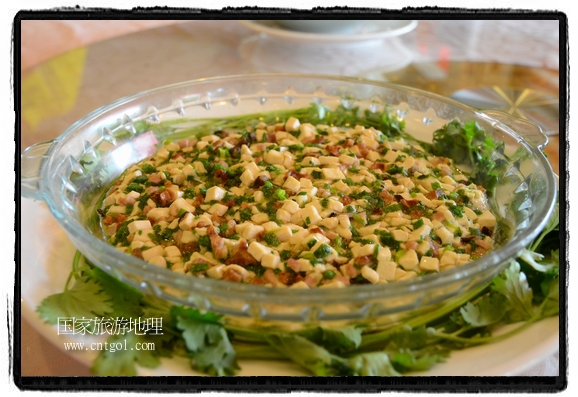 此次攝制組通過(guò)拍攝婺源代表名菜糊豆腐、粉蒸肉、荷包紅魚、賽鵝頸及地方小吃清明果、灰汁果、糯米子糕等來(lái)詮釋婺源美食經(jīng)典，展示婺源食文化，打造獨(dú)屬婺源的美食符號(hào)。