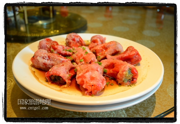 此次攝制組通過(guò)拍攝婺源代表名菜糊豆腐、粉蒸肉、荷包紅魚、賽鵝頸及地方小吃清明果、灰汁果、糯米子糕等來(lái)詮釋婺源美食經(jīng)典，展示婺源食文化，打造獨(dú)屬婺源的美食符號(hào)。