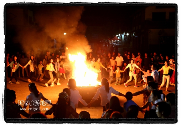 甘肅平?jīng)鍪嗅轻脊沛?zhèn)舉辦了篝火晚會，1000余名市民參與其中，大家載歌載舞，在歡快熱鬧的氣氛中為每一位父親送祝福。父親節(jié)（Father's Day），顧名思義是感恩父親的節(jié)日。約始于二十世紀(jì)初，起源于美國，現(xiàn)已廣泛流傳于世界各地，節(jié)日日期因地域而存在差異。