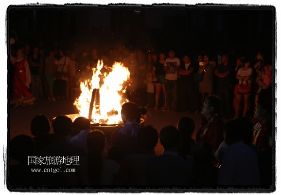 甘肅平?jīng)鍪嗅轻脊沛?zhèn)舉辦了篝火晚會，1000余名市民參與其中，大家載歌載舞，在歡快熱鬧的氣氛中為每一位父親送祝福。父親節(jié)（Father's Day），顧名思義是感恩父親的節(jié)日。約始于二十世紀(jì)初，起源于美國，現(xiàn)已廣泛流傳于世界各地，節(jié)日日期因地域而存在差異。