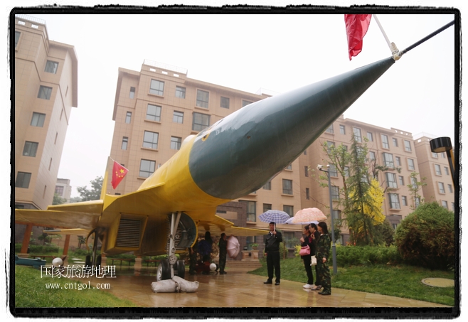 小區(qū)突然出現(xiàn)“飛機(jī)坦克”，其中殲15艦載戰(zhàn)斗機(jī)一架、99式主戰(zhàn)坦克一輛、武直-10武裝直升機(jī)一架，吸引了眾多市民雨中圍觀、合影。