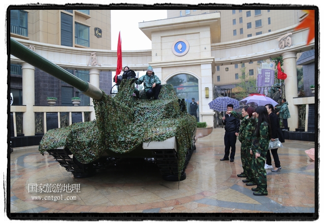 小區(qū)突然出現(xiàn)“飛機(jī)坦克”，其中殲15艦載戰(zhàn)斗機(jī)一架、99式主戰(zhàn)坦克一輛、武直-10武裝直升機(jī)一架，吸引了眾多市民雨中圍觀、合影。