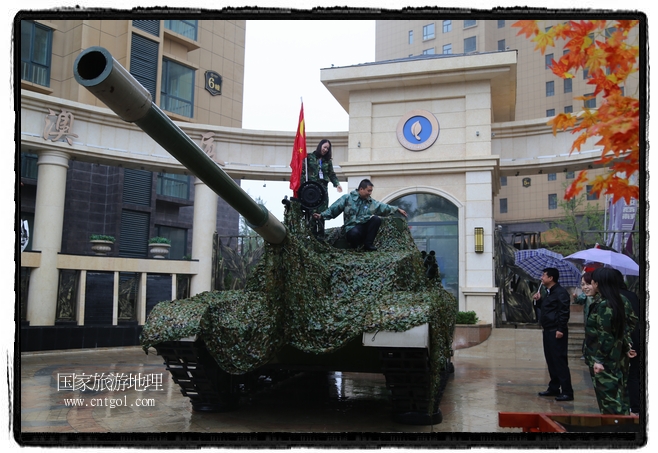 小區(qū)突然出現(xiàn)“飛機(jī)坦克”，其中殲15艦載戰(zhàn)斗機(jī)一架、99式主戰(zhàn)坦克一輛、武直-10武裝直升機(jī)一架，吸引了眾多市民雨中圍觀、合影。