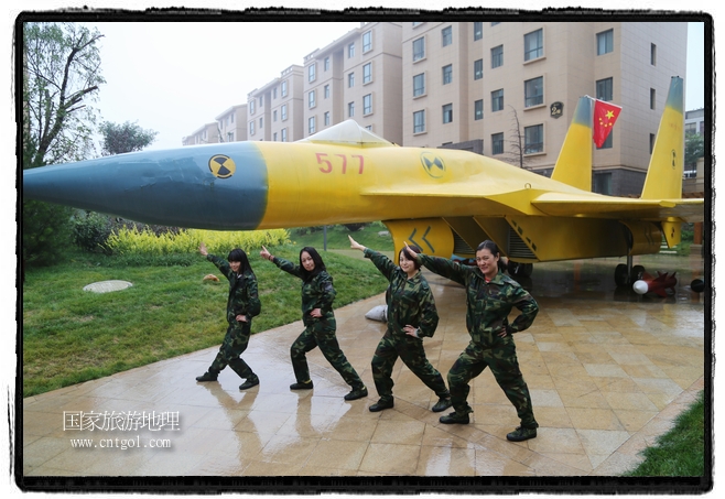 小區(qū)突然出現(xiàn)“飛機(jī)坦克”，其中殲15艦載戰(zhàn)斗機(jī)一架、99式主戰(zhàn)坦克一輛、武直-10武裝直升機(jī)一架，吸引了眾多市民雨中圍觀、合影。