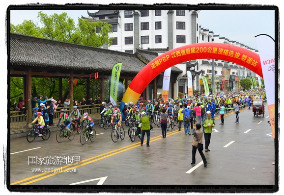 來自江西、安徽、浙江、福建等省市近千名選手參加了比賽，婺源賽道沿途的秀美風(fēng)光和徽派古村落，給參賽選手留下美好的印象。