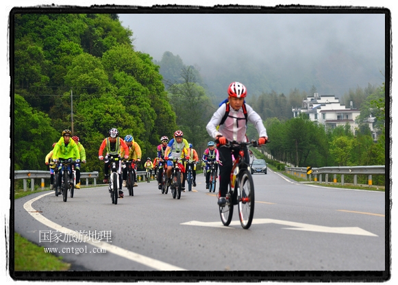 來自江西、安徽、浙江、福建等省市近千名選手參加了比賽，婺源賽道沿途的秀美風(fēng)光和徽派古村落，給參賽選手留下美好的印象。