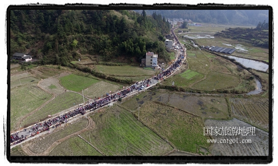 1700桌合攏宴，總長(zhǎng)3.7公里，10380人同桌就餐，創(chuàng)歷史之最