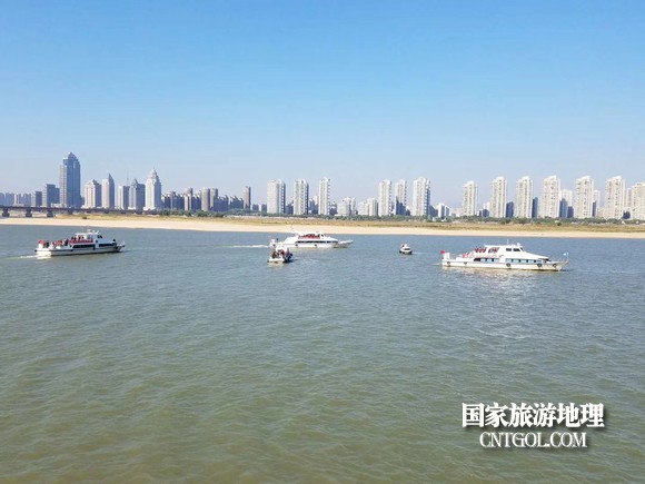 江西開展呵護一湖清水，嚴(yán)厲打擊非法采砂行動（圖）